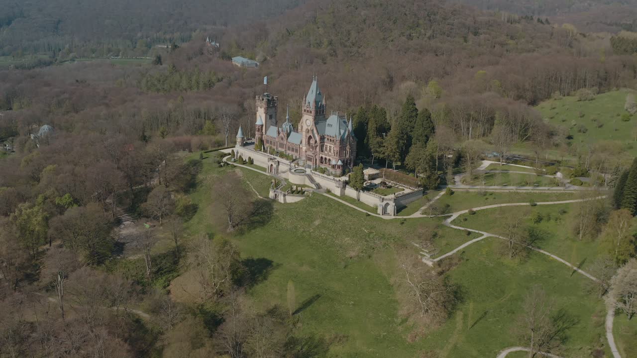 drone - toma aérea del castillo drachenburg siebengebirge cerca de bonn - königswinter 25p