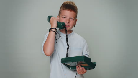 Retrato-De-Un-Niño-Pequeño-Hablando-Por-Un-Teléfono-Antiguo-Con-Cable-De-Los-Años-80,-Dice-&quot;oye,-Llámame-De-Vuelta&quot;