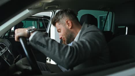 customer and salesperson discussing a car