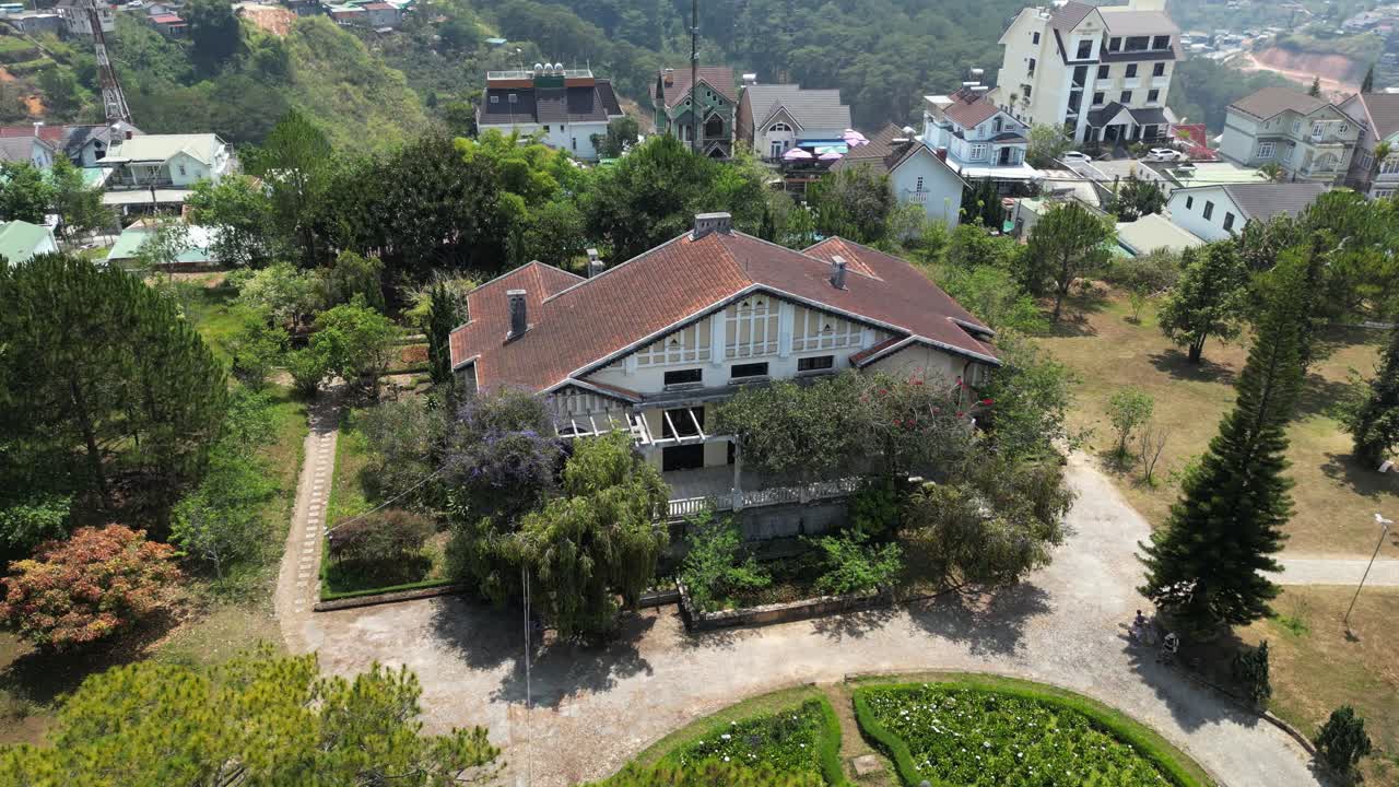 남베트남의 다라트 시내에 있는 아름다운 오래된 프랑스 식민지 주택을 가로질러 찍은 공중 영상.