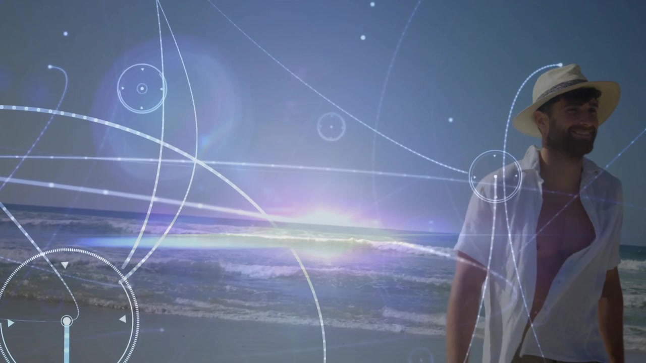 Uomo che cammina sulla riva, calpestando la sabbia bagnata e attivando sovrapposizioni tecnologiche HUD mentre cerca relax.