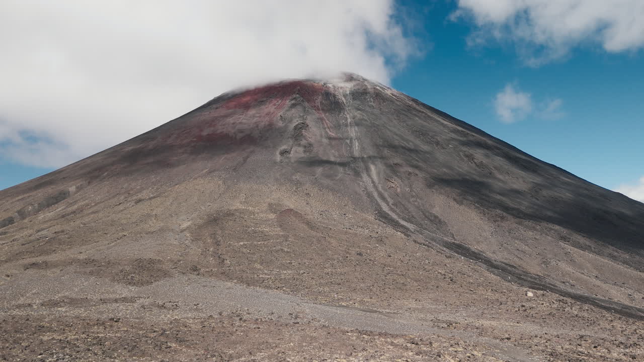 paisaje montañoso volcánico