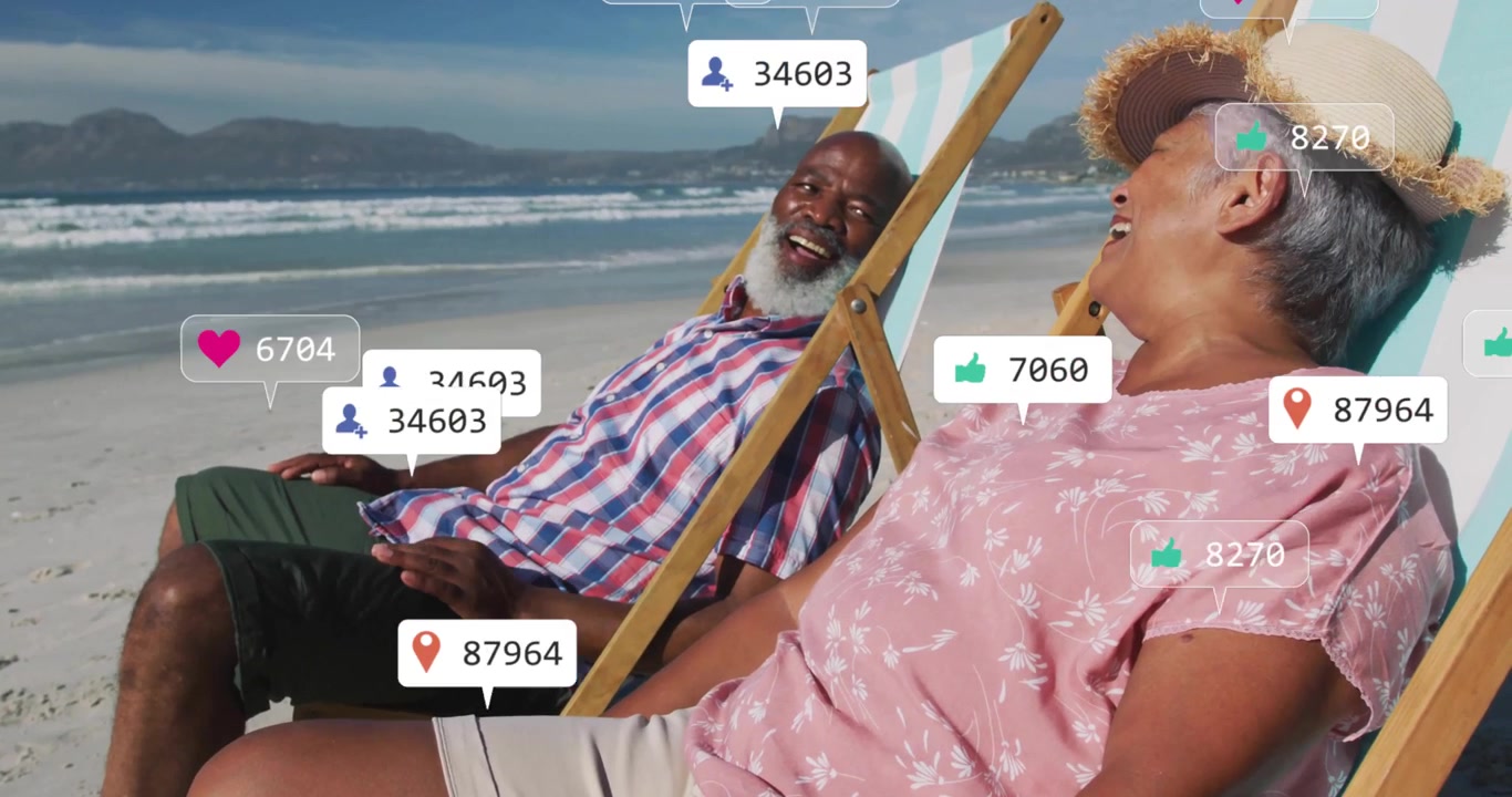 Ældre par slapper af i strandstole, trykker på telefonen og ser flydende sociale medie-målinger