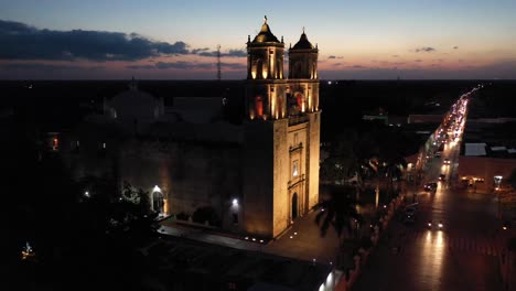 vista nocturna ascendente aérea de la catedral de san gervasio en valladolid, yucatán, méxico