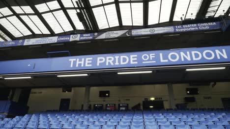 dentro del estadio de stamford bridge, el orgullo de londres, el estandarte