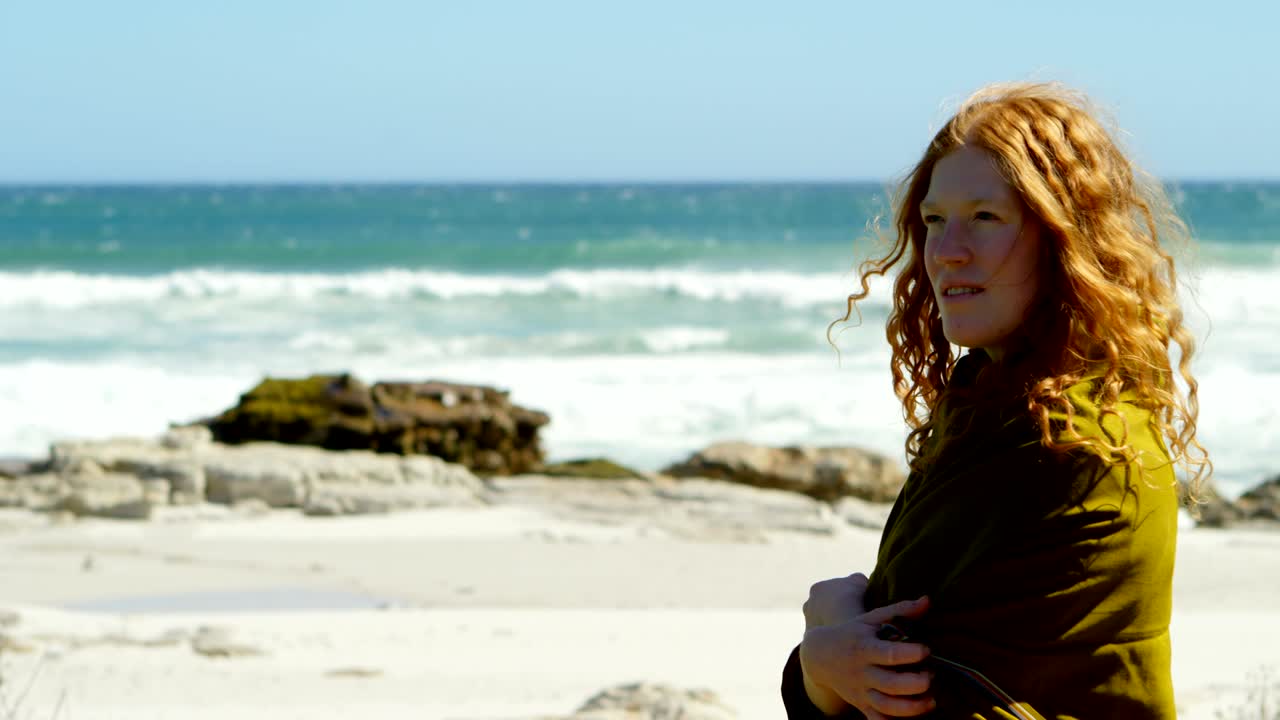 바다를 바라보는 샤울을 입은 아름다운 여성 4k