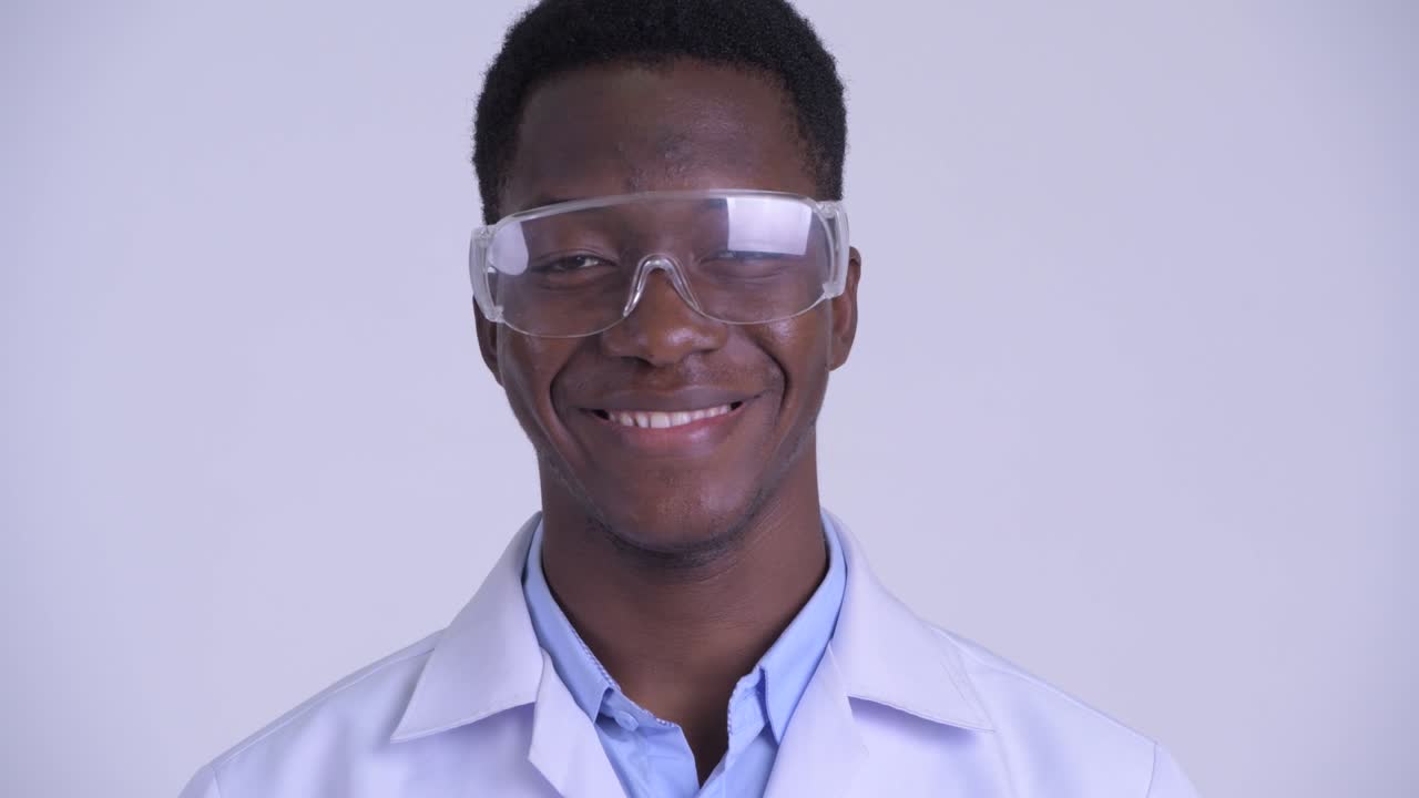 joven y guapo hombre africano médico