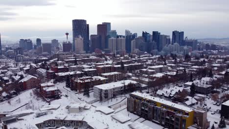 volando hacia el centro de calgary sobre casas cubiertas de nieve