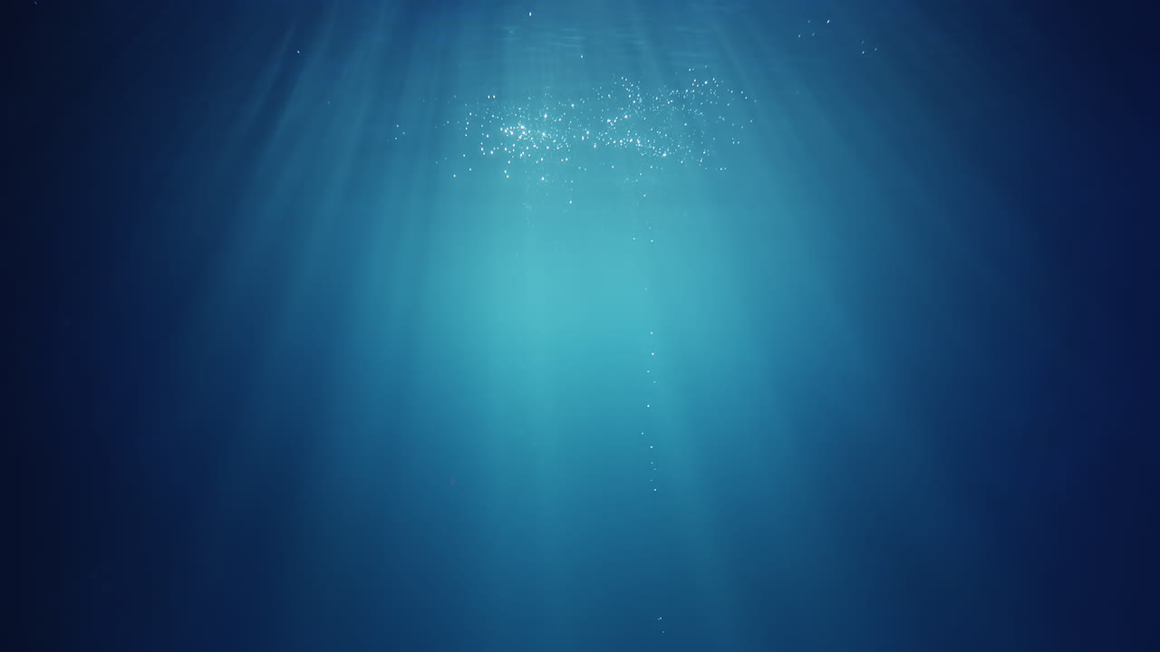 위에서 빛나는 수중 햇빛 광선이 깊고 맑은 푸른 물을 통해 아름다운 물 조명 반사 커튼을 만듭니다.