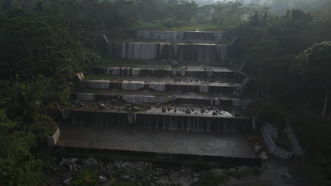 el impresionante grojogan watu purbo en yogakarta, indonesia