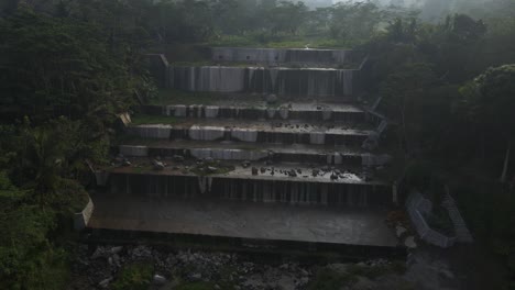 Impresionante-Grojogan-Watu-Purbo-En-Yogakarta,-Indonesia