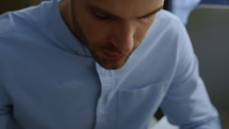 hombre de negocios haciendo notas en el cuaderno