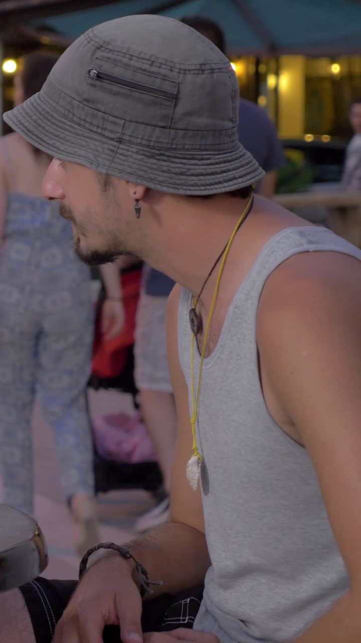Uomo con cappello alla pescatora