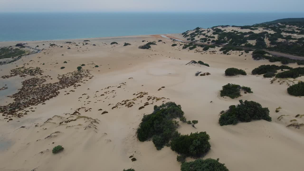 dune di piscinas, una enorme duna de arena junto al mar con una playa de arena en la isla de cerdeña, italia
