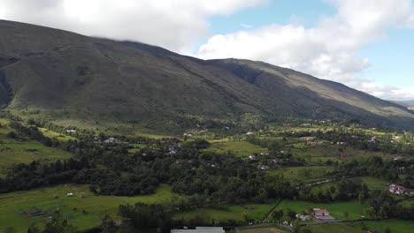 Drone-Aéreo-Sobre-Las-Montañas-Colombianas