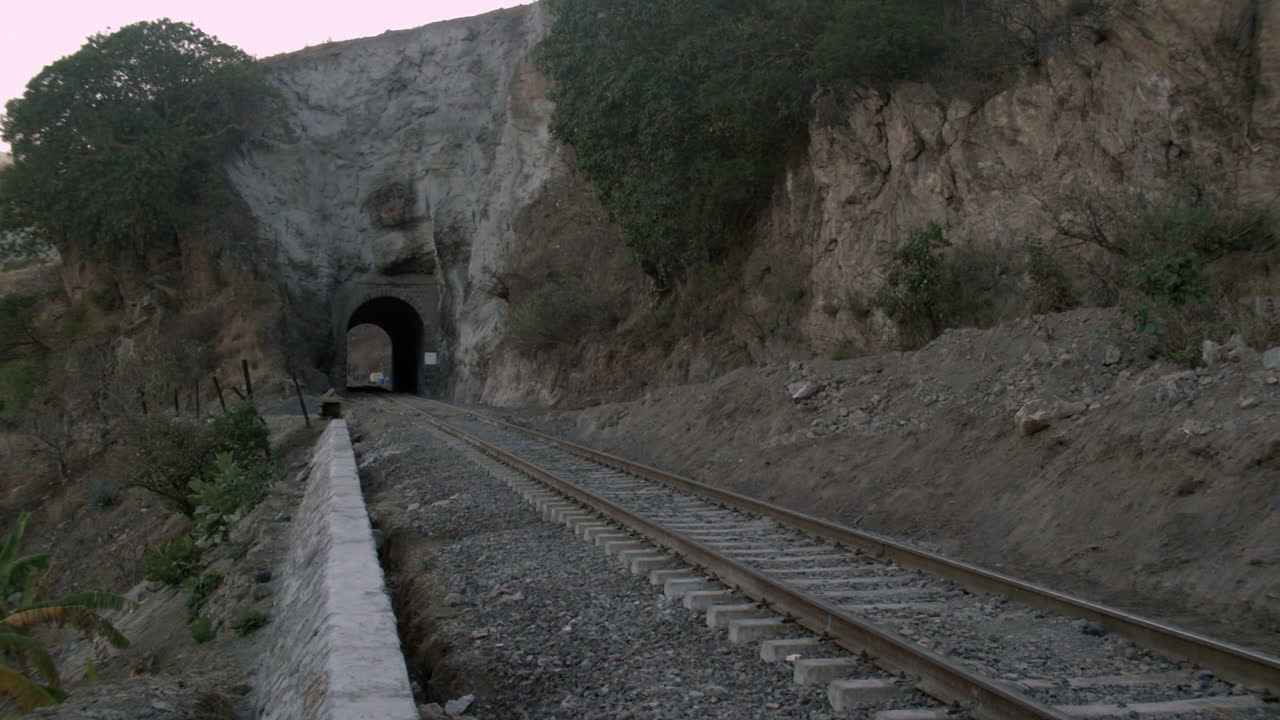 vías férreas y túnel a lo largo del país