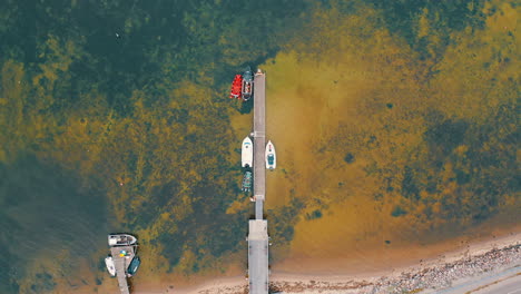 Draufsicht-Auf-Den-Pier-Mit-Strand-Und-Kristallklarem-Wasser