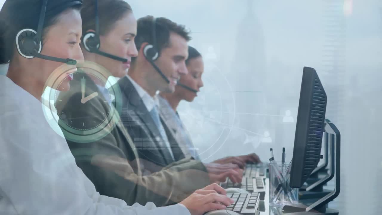 animación del procesamiento de datos sobre diversas personas de negocios que usan auriculares telefónicos