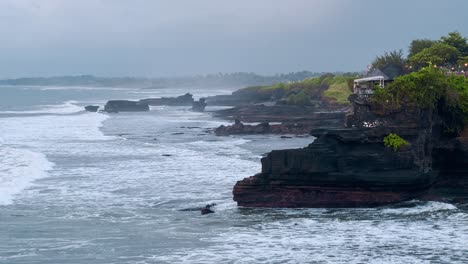 Olas-Marinas-Salpicando-Formaciones-Rocosas-En-Tanah-Lot,-Frente-A-La-Isla-De-Bali-En-Indonesia