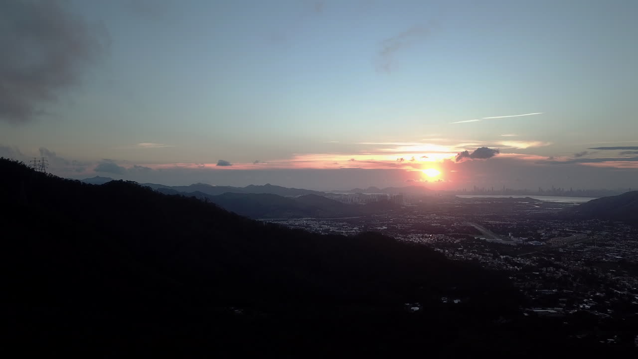 vista aérea panorámica oscura de los pueblos rurales de hong kong al atardecer