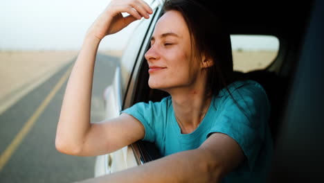 mujer viajando en un coche