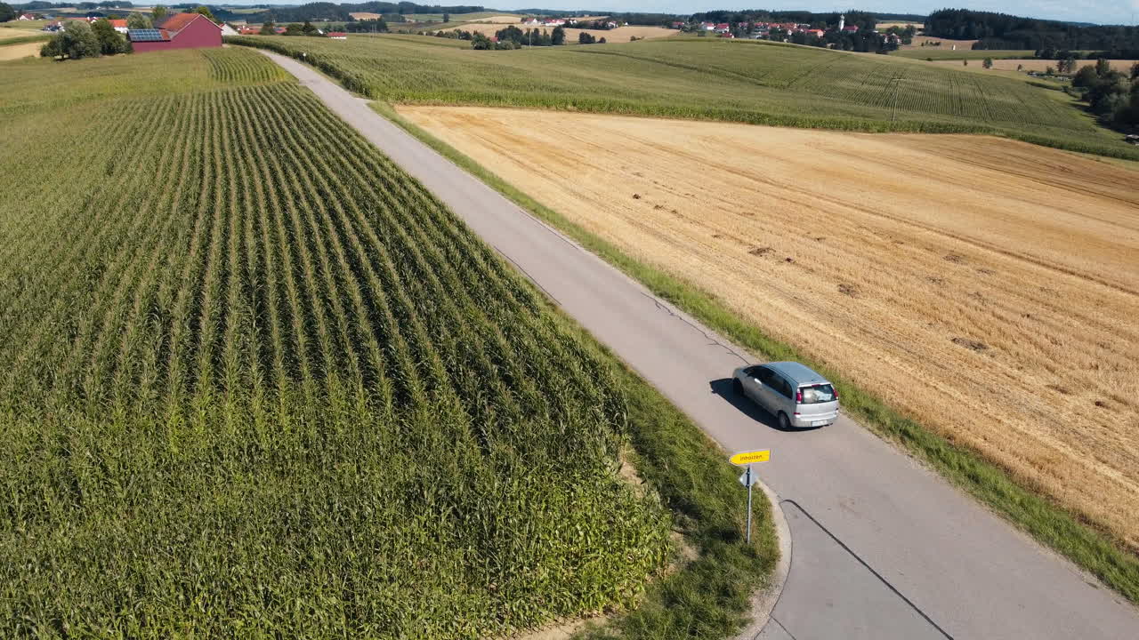 Drone segue un'auto, inizialmente da dietro, poi le scivola di fianco e successivamente la affronta frontalmente