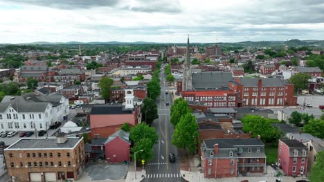 Rising-drone-shot-showing-historic-town-named-York-in-Pennsylvania,-USA