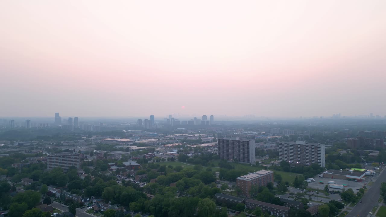인구 밀도가 높은 도시 중심부에서 가시성 저하와 공기 품질 저하를 일으키는 밀집한 산불 연기가 있습니다.