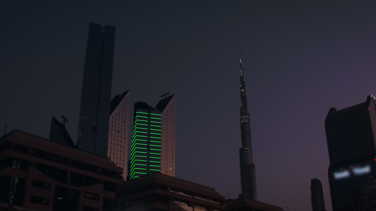 el horizonte de dubái por la noche