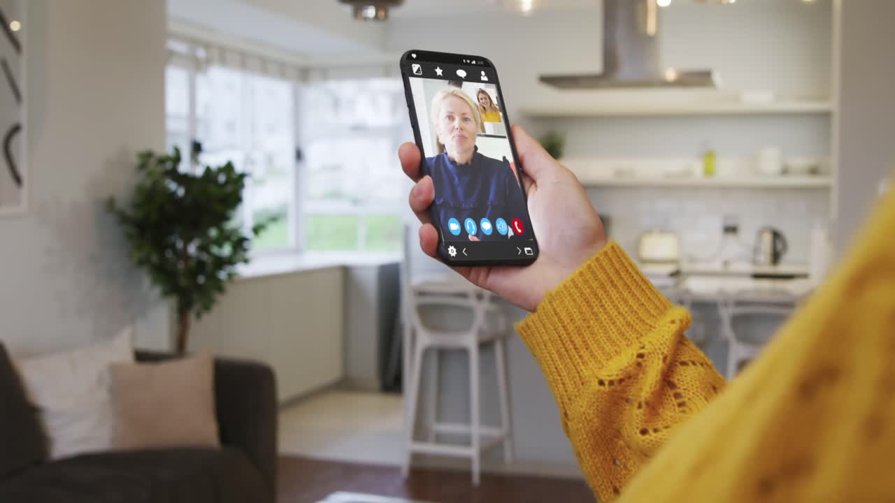mujer teniendo una reunión de video en su teléfono inteligente en casa