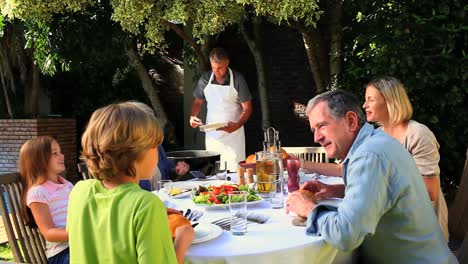 Barbacoa-Familiar-En-El-Jardín