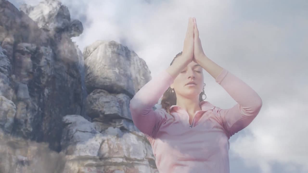 animación de nubes sobre una mujer caucásica practicando yoga y meditando
