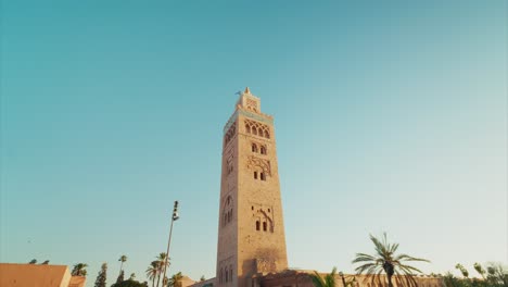 fotografía panorámica de la hermosa mezquita de koutoubia en marrakech, marruecos en la hora dorada