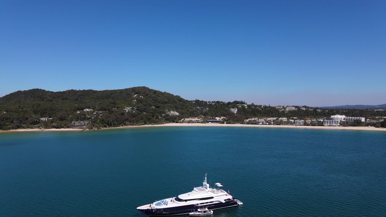 turistas en un yate de lujo en la playa de la costa del sol - queensland australia