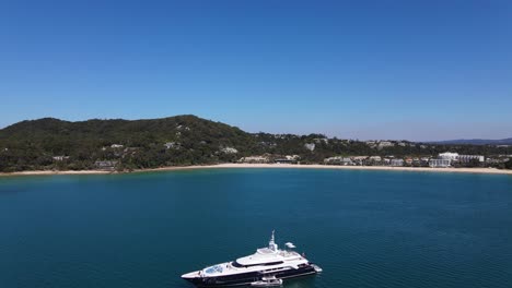 澳洲昆士蘭陽光海岸海灘上乘坐豪華遊艇的遊客