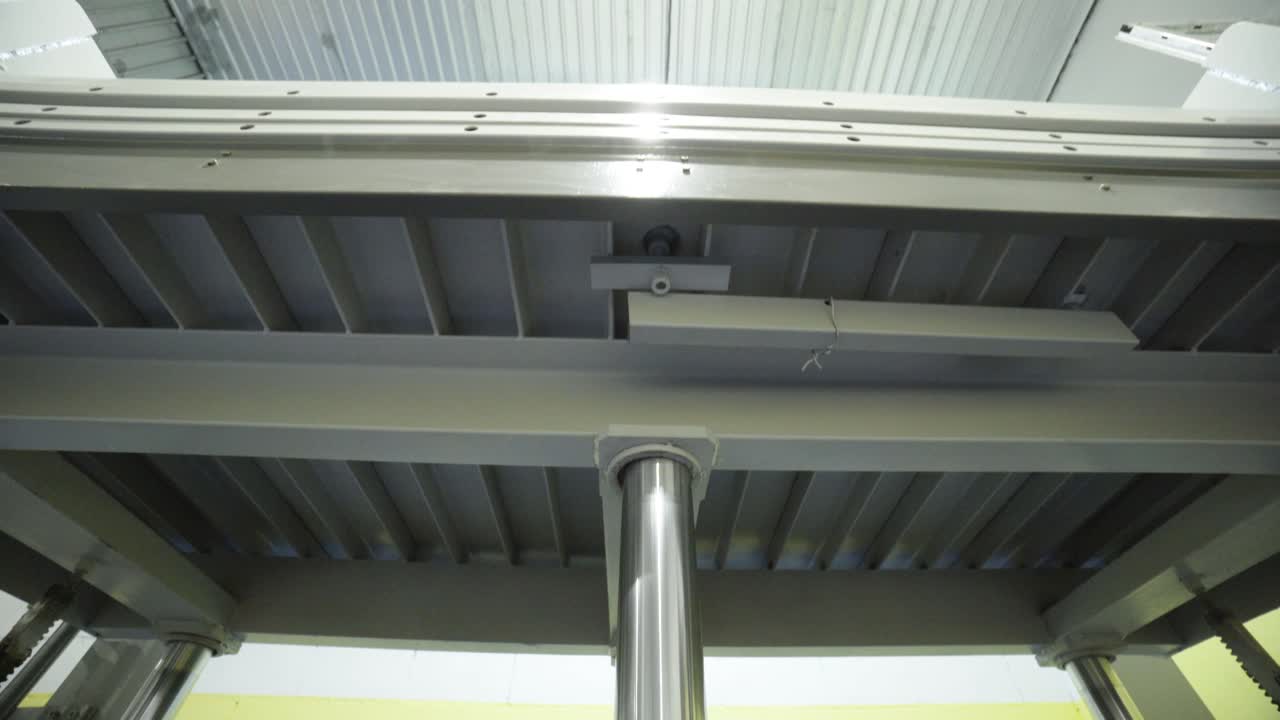 vista de la parte inferior de la máquina de prensa industrial