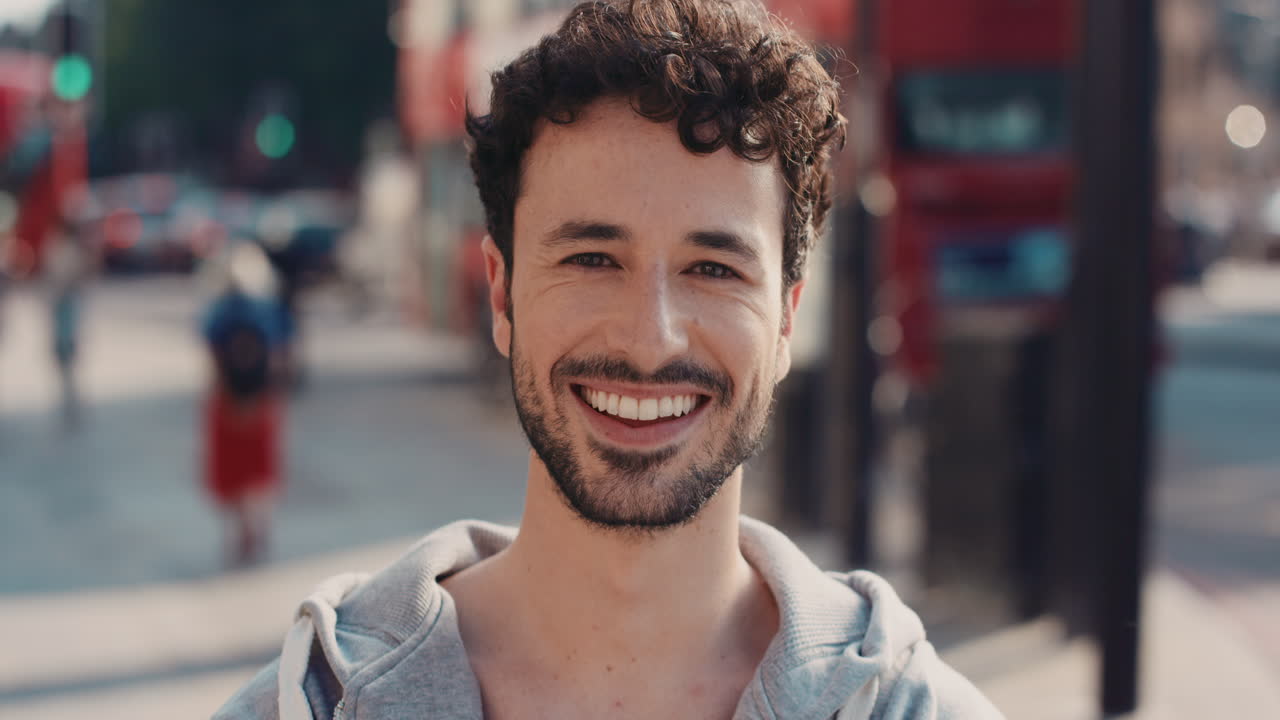 retrato en cámara lenta de un hombre caucásico lindo y feliz sonriendo