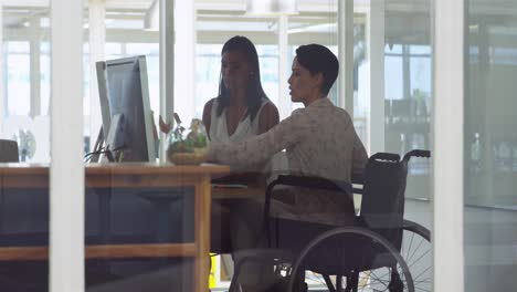 mujeres jóvenes que trabajan en una oficina creativa