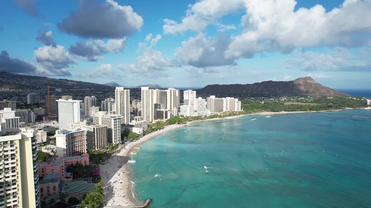 아름다운 4k 공중 드론이 이 열대 섬 휴양지의 고급 해변가 호텔을 미끄러지듯 지나가고 있습니다.