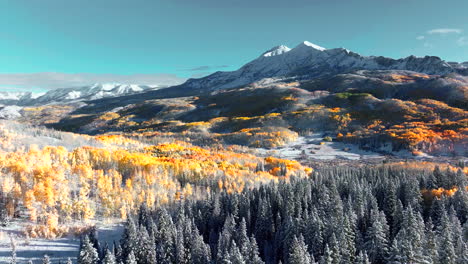 Gefrostet,-Klar,-Kalt,-Eiskalt,-Gefrorener-Morgen,-Erstes-Licht,-Kebler-Pass,-Colorado,-Filmische-Luftaufnahme,-Drohne,-Herbst,-Winter,-Saison,-Kollision,-Erster-Weißer-Schnee,-Rot,-Gelb,-Orange,-Espenbaum,-Wald,-Blauer-Himmel-Nach-Vorne