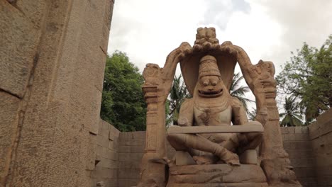 vista panorámica, primer plano del templo en ruinas de urga narasimha en hampi