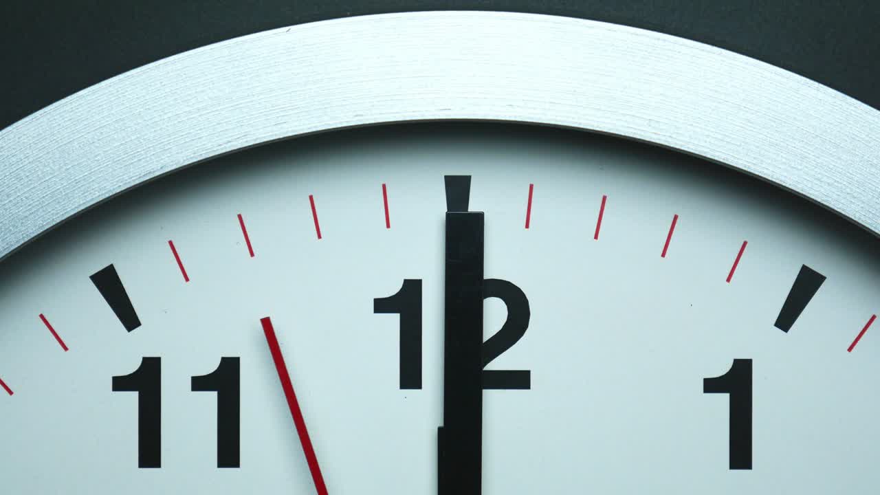 rotación en el sentido de las agujas del reloj de la aguja de segundos.