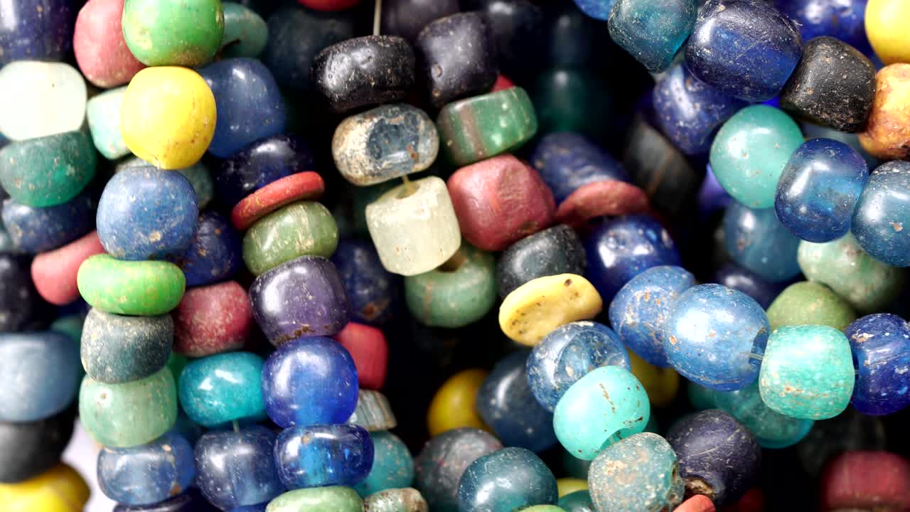 고대 희귀한 다채로운 트레이드윈드 유리 구슬의 근접