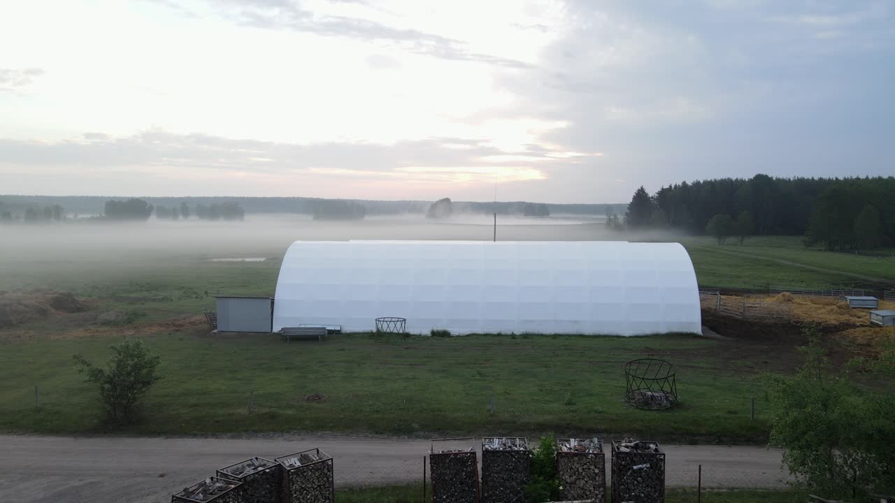 새벽 에어리얼 슬라이드 카메라 뒷 창고 홀 준비 된 목재 조직