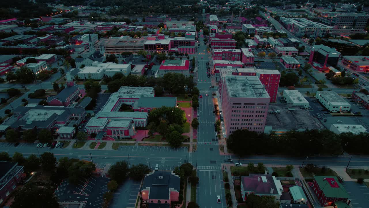 Vista aerea al crepuscolo di Columbus, Georgia: paesaggio urbano vivace, strade illuminate