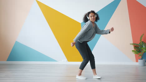 mujer bailando a la música