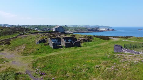 verlassenes amlwch, küstenlandschaft, berghaus, luftaufnahme mit blick auf den hafen von anglesey, abstieg nach rechts