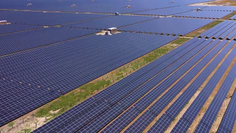 Antena-De-Vastos-Paneles-Solares-Y-Campos-De-Energía-Solar,-Solución-De-Energía-Limpia-En-El-Desierto-De-California,-Cerca-De-Antelope-Valley-2