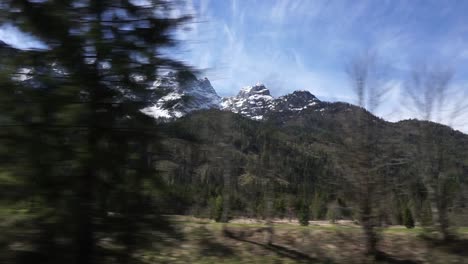 Blick-Auf-Die-Alpen-Aus-Einem-Fahrenden-Auto