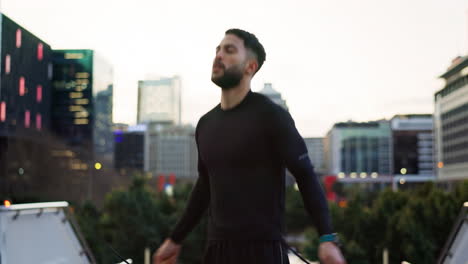 hombre de la ciudad, salto de cuerda y entrenamiento al aire libre